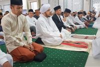 Bupati Boltara, Sirajudin Lasena (SJL), Wakil Bupati Boltara, Mohammad Aditya Pontoh (MAP) dan Habib Salim Bin Abdurrahman Al Jufri yang bertindak sebagai khotib serta jamaah dari berbagai wilayah se-Kabupaten Boltara