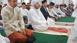Bupati Boltara, Sirajudin Lasena (SJL), Wakil Bupati Boltara, Mohammad Aditya Pontoh (MAP) dan Habib Salim Bin Abdurrahman Al Jufri yang bertindak sebagai khotib serta jamaah dari berbagai wilayah se-Kabupaten Boltara