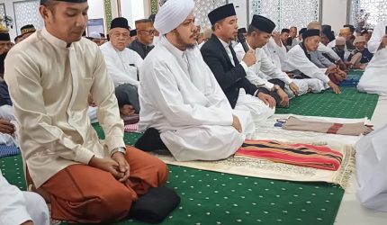 Bupati Kabupaten Bolaang Mongondow Utara (Boltara), Dr. Sirajudin Lasena, SE., M.Ec.Dev., bersama Wakil Bupati Moh. Aditya Pontoh, SIP., serta Sekretaris Daerah Kabupaten Boltara, dr. Jusnan C. Mokoginta, MARS., melaksanakan Sholat IED berjamaah Hari Raya Idul Adha 10 Dzulhijjah 1447 Hijriah/2026 Masehi di Masjid Agung Baiturrahman Boroko,