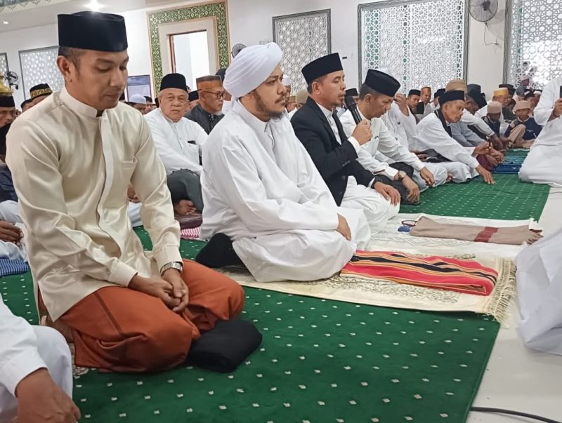 Bupati Boltara, Sirajudin Lasena (SJL), Wakil Bupati Boltara, Mohammad Aditya Pontoh (MAP) dan Habib Salim Bin Abdurrahman Al Jufri yang bertindak sebagai khotib serta jamaah dari berbagai wilayah se-Kabupaten Boltara