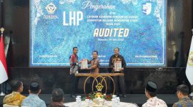 Wakil Bupati Boltara, Moh. Aditya pontoh didampingi Ketua DPRD Boltara, Frangky Chendra menerima opini WTP ke-10 dari BPK RI Sulut dan diserahkan langsung oleh Bombit Agus Mulyo. 