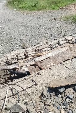 Jeritan dari Ujung Desa: Jalan Rusak di Huntuk Menghambat Harapan dan Masa Depan