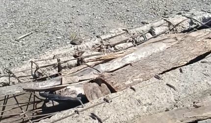 Di tengah hamparan hijau yang menjanjikan kehidupan, ironi justru menyelimuti Desa Huntuk, Kecamatan Bintauna, Kabupaten Bolaang Mongondow Utara (Boltara). Jalan pedesaan yang seharusnya menjadi urat nadi aktivitas warga kini berubah menjadi luka panjang yang belum juga diobati.