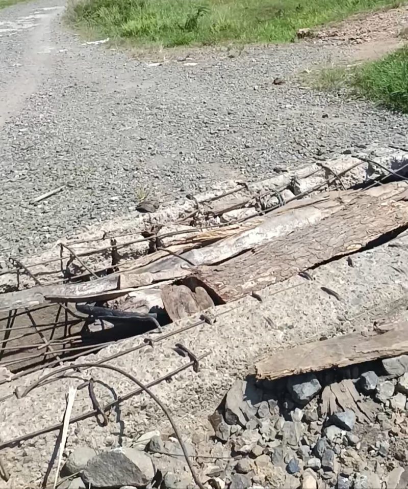 Salah satu titik jalan rusak menuju Desa Huntuk Kecamatan Bintauna Kabupaten Boltara
