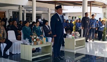 Wakil Bupati Kepulauan Sangihe, Tendris Bulahari, bertindak sebagai Inspektur Upacara (Irup) dalam rangka peringatan HUT Otonomi Daerah ke-30, Hari Pendidikan Nasional (Hardiknas) 2026, serta Apel Bersama ASN Bulan Mei. Kegiatan tersebut digelar di Lapangan Gelora Santiago