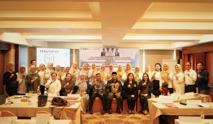 Bupati Bolaang Mongondow Utara (Boltara) yang diwakili oleh Asisten Bidang Administrasi Umum, Dr. Abdul Nazarudin Maloho, S.Pd., M.Si., secara resmi menutup kegiatan Pelatihan Pengelolaan Limbah Fasilitas Pelayanan Kesehatan (Fasyankes) Tingkat Kabupaten Boltara, bertempat di Quality Hotel Manado