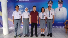 Bupati Kepulauan Sangihe
Michael Thungari Bersama dengan Empat pelajar terbaik Utusan Calon Paskibaraka Asal Sangihe