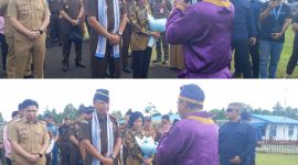 Kajati Sulut Jacob Hendrik Pattipeilohy didampingi Ketua Ikatan Adhyaksa Dharmakarini (IAD) Wilayah Sulut, ny. Yulis Hendrik bersama rombongan diterima prosesi adat Sangihe 
