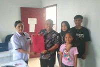 Meytran Sanggel (Opo Met) di Dampingi Istri dan Anak Menyerahkan Berkas Pendaftaran Calon Kapitalaung kepada Sekretaris Panitia Pemilihan Kapitalaung Kampung Kalekube Jacklin Porok