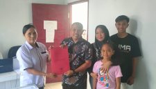 Meytran Sanggel (Opo Met) di Dampingi Istri dan Anak Menyerahkan Berkas Pendaftaran Calon Kapitalaung kepada Sekretaris Panitia Pemilihan Kapitalaung Kampung Kalekube Jacklin Porok