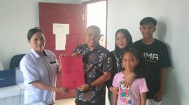 Meytran Sanggel (Opo Met) di Dampingi Istri dan Anak Menyerahkan Berkas Pendaftaran Calon Kapitalaung kepada Sekretaris Panitia Pemilihan Kapitalaung Kampung Kalekube Jacklin Porok