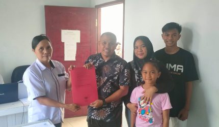 Kontestasi Pemilihan Kapitalaung Kampung Kalekube, Kecamatan Tabukan Utara, Kabupaten Kepulauan Sangihe, mulai menghadirkan dinamika baru. Salah satu figur yang menyita perhatian publik adalah Meytran Sanggel atau yang akrab disapa Opo Met, yang secara resmi mendaftarkan diri sebagai Calon Kapitalaung