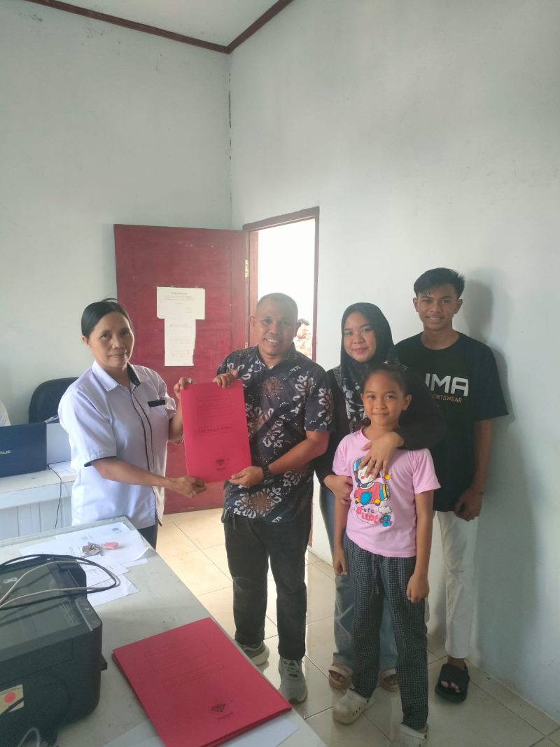 Meytran Sanggel (Opo Met) di Dampingi Istri dan Anak Menyerahkan Berkas Pendaftaran Calon Kapitalaung kepada Sekretaris Panitia Pemilihan Kapitalaung Kampung Kalekube Jacklin Porok