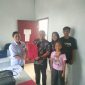 Meytran Sanggel (Opo Met) di Dampingi Istri dan Anak Menyerahkan Berkas Pendaftaran Calon Kapitalaung kepada Sekretaris Panitia Pemilihan Kapitalaung Kampung Kalekube Jacklin Porok