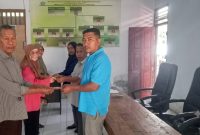 Penyerahan BLT-DD secara Simbolis Oleh Pemerintah Kampung Bahu Kepada 3 Orang KPM