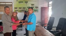 Penyerahan BLT-DD secara Simbolis Oleh Pemerintah Kampung Bahu Kepada 3 Orang KPM