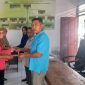 Penyerahan BLT-DD secara Simbolis Oleh Pemerintah Kampung Bahu Kepada 3 Orang KPM