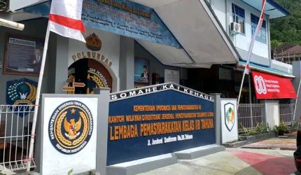 Sistem pengawasan internal di Lembaga Pemasyarakatan Kelas IIB Tahuna kembali menjadi sorotan publik setelah aparat kepolisian berhasil menggagalkan upaya penyelundupan obat keras yang diduga melibatkan pegawai lapas dan warga binaan.