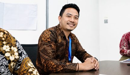 Praktik pinjaman berbunga oleh rentenir yang disertai ancaman penyebaran foto pribadi, KTP, hingga data pribadi di media sosial mendapat sorotan serius dari pemerhati hukum dan advokat, Safrizal Walahe, SH., MH.