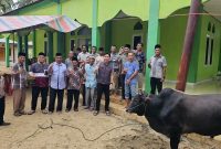 Bupati Kabupaten Kepulauan Sangihe Michael Thungari bersama dengan Panitia Qurban serta Jama'ah Masjid Thariq Bin Ziyad Embuhanga
