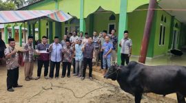 Bupati Kabupaten Kepulauan Sangihe Michael Thungari bersama dengan Panitia Qurban serta Jama'ah Masjid Thariq Bin Ziyad Embuhanga