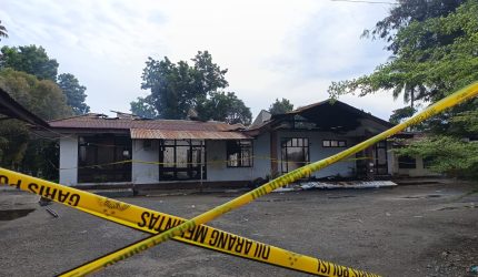 Kebakaran yang menimpa kantor Dinas Penanaman Modal dan Pelayanan Terpadu Satu Pintu (DPTSP) Kabupaten Bolaang Mongondow Utara (Boltara) kini dalam penanganan pihak kepolisian. Dugaan penyebab kebakaran mulai dari korsleting listrik hingga kemungkinan sabotase masih terus diselidiki aparat penegak hukum.