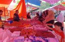 Suasana interaksi pedagang dan pembeli di Pasar Rakyat Boroko jelang Hari Raya Idul Adha 1447 H