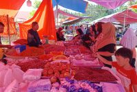 Suasana interaksi pedagang dan pembeli di Pasar Rakyat Boroko jelang Hari Raya Idul Adha 1447 H