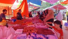 Suasana interaksi pedagang dan pembeli di Pasar Rakyat Boroko jelang Hari Raya Idul Adha 1447 H