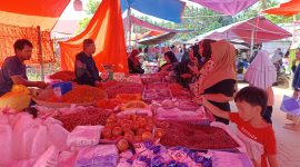 Suasana interaksi pedagang dan pembeli di Pasar Rakyat Boroko jelang Hari Raya Idul Adha 1447 H