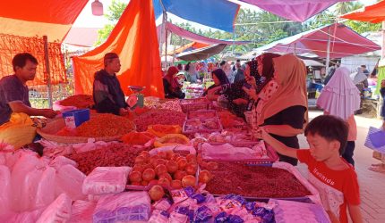 Menjelang Hari Raya Idul Adha 1447 Hijriah yang jatuh pada Rabu, 27 Mei 2026, harga bahan pokok (Bapok) di Pasar Rakyat Boroko, Kabupaten Bolaang Mongondow Utara (Boltara), terpantau relatif stabil dan masih terjangkau oleh masyarakat.