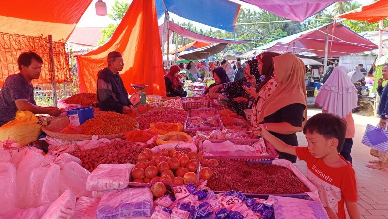 Suasana interaksi pedagang dan pembeli di Pasar Rakyat Boroko jelang Hari Raya Idul Adha 1447 H
