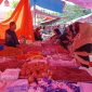 Suasana interaksi pedagang dan pembeli di Pasar Rakyat Boroko jelang Hari Raya Idul Adha 1447 H