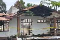 Kantor DPTSP Boltara Hangus pasca kebakaran dan masi dipasang garis polisi 