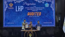 Bupati Kabupaten Kepulauan Sangihe Michael Thungari  Menerima WTP ke 12 Langsung dari BPK RI Perwakilan Sulut Bombit Agus Mulyo