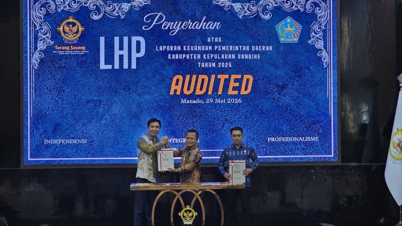 Bupati Kabupaten Kepulauan Sangihe Michael Thungari  Menerima WTP ke 12 Langsung dari BPK RI Perwakilan Sulut Bombit Agus Mulyo