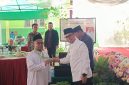 Bupati Boltara, Dr. Sirajudin Lasena dan salah satu siswa terbaik di SDIT Waladun Sholeh Boroko