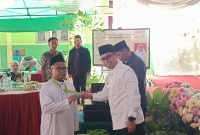 Bupati Boltara, Dr. Sirajudin Lasena dan salah satu siswa terbaik di SDIT Waladun Sholeh Boroko