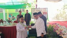 Bupati Boltara, Dr. Sirajudin Lasena dan salah satu siswa terbaik di SDIT Waladun Sholeh Boroko
