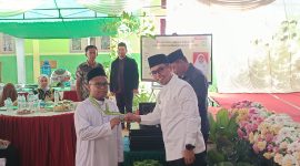 Bupati Boltara, Dr. Sirajudin Lasena dan salah satu siswa terbaik di SDIT Waladun Sholeh Boroko