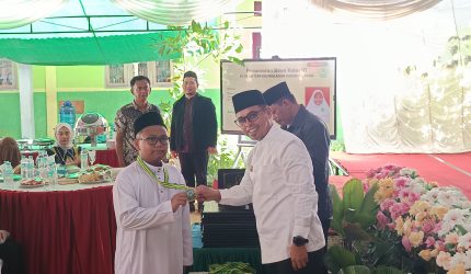 Bupati Bolaang Mongondow Utara (Boltara), Dr. Sirajudin Lasena, SE., M.Ec.Dev., menghadiri kegiatan Penamatan Siswa Kelas VI Angkatan Pertama dan Wisuda Tahfiz Angkatan IV SD Islam Terpadu (SDIT) Waladun Sholeh Boroko, Kecamatan Kaidipang dan dilaksanakan di halaman sekolah tersebut