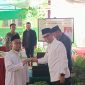 Bupati Boltara, Dr. Sirajudin Lasena dan salah satu siswa terbaik di SDIT Waladun Sholeh Boroko