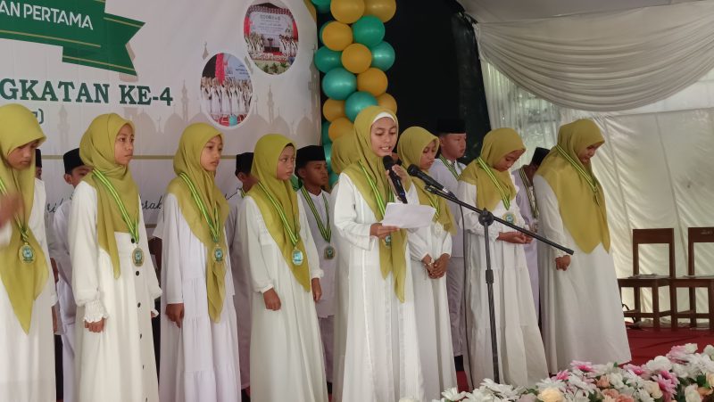 Kaisa Afwa Mokoginta membawakan puisi 