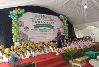 Ketua Yayasan Pendidikan Islam Ubaidillah Boroko, Mirwan Datukaramat bersama siswa Wisuda Tahfiz Angkatan IV