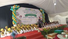 Ketua Yayasan Pendidikan Islam Ubaidillah Boroko, Mirwan Datukaramat bersama siswa Wisuda Tahfiz Angkatan IV