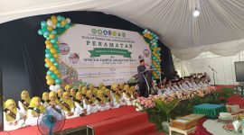 Ketua Yayasan Pendidikan Islam Ubaidillah Boroko, Mirwan Datukaramat bersama siswa Wisuda Tahfiz Angkatan IV