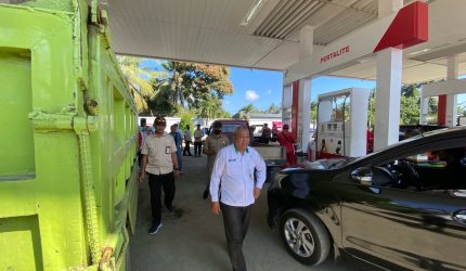 Pemerintah Kabupaten Bolaang Mongondow Utara (Boltara) bergerak cepat merespons kelangkaan bahan bakar minyak (BBM) yang dalam tiga hari terakhir memicu antrean panjang di sejumlah SPBU. Melalui Asisten Bidang Perekonomian dan Pembangunan, Hi. Abdul Mutoh Daeng Mulisa, S.Pd., M.M., Pemkab turun langsung melakukan monitoring di SPBU 74.957.10 Boroko