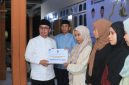 Bupati Boltara Sirajudin Lasena didampingi Wakil Bupati Boltara Moh. Aditya Pontoh menyerahkan bantuan biaya akhir studi di momentum peringatan 1 muharram 1448 H