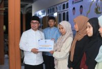 Bupati Boltara Sirajudin Lasena didampingi Wakil Bupati Boltara Moh. Aditya Pontoh menyerahkan bantuan bea
