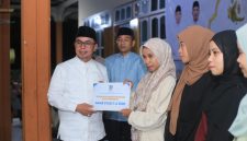 Bupati Boltara Sirajudin Lasena didampingi Wakil Bupati Boltara Moh. Aditya Pontoh menyerahkan bantuan biaya akhir studi di momentum peringatan 1 muharram 1448 H